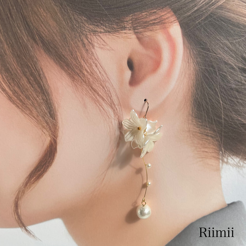 ハンドメイド ゴールド ピアス イヤリング 花 白 コットンパール