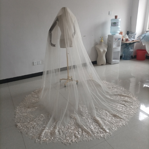 高品質！薄シャンパンの色 コーム付き ロングベール 繊細レース 豪華  