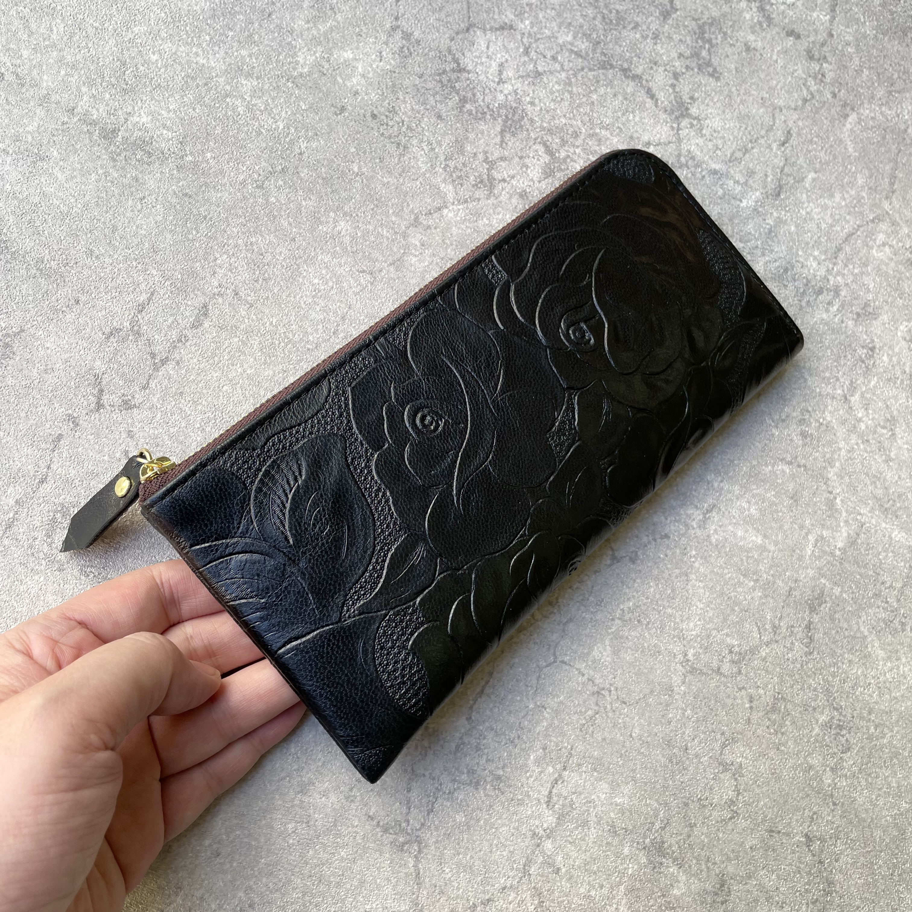 バラの型押し本革 長財布　ブラウン・ブラック