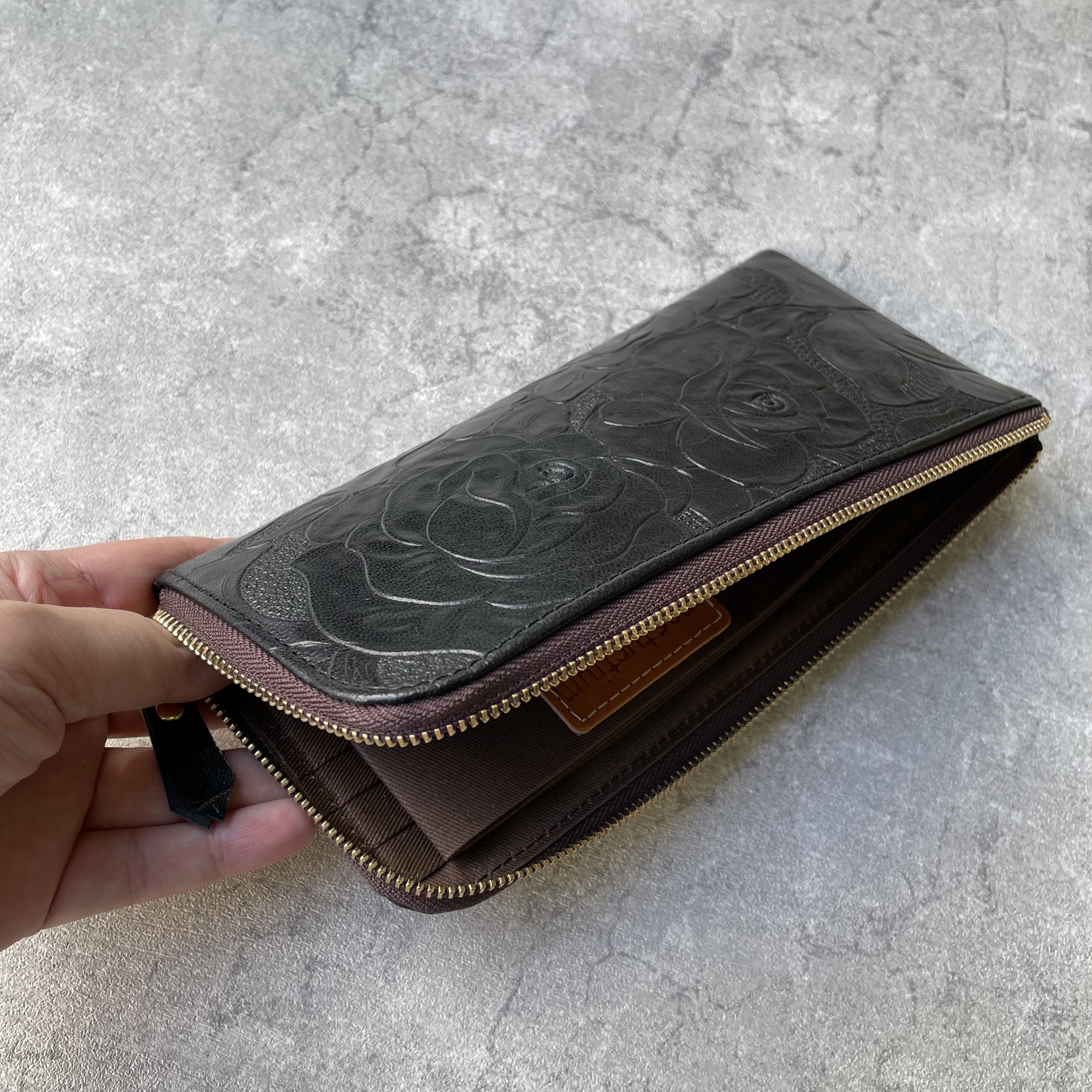 バラの型押し本革 長財布　ブラウン・ブラック