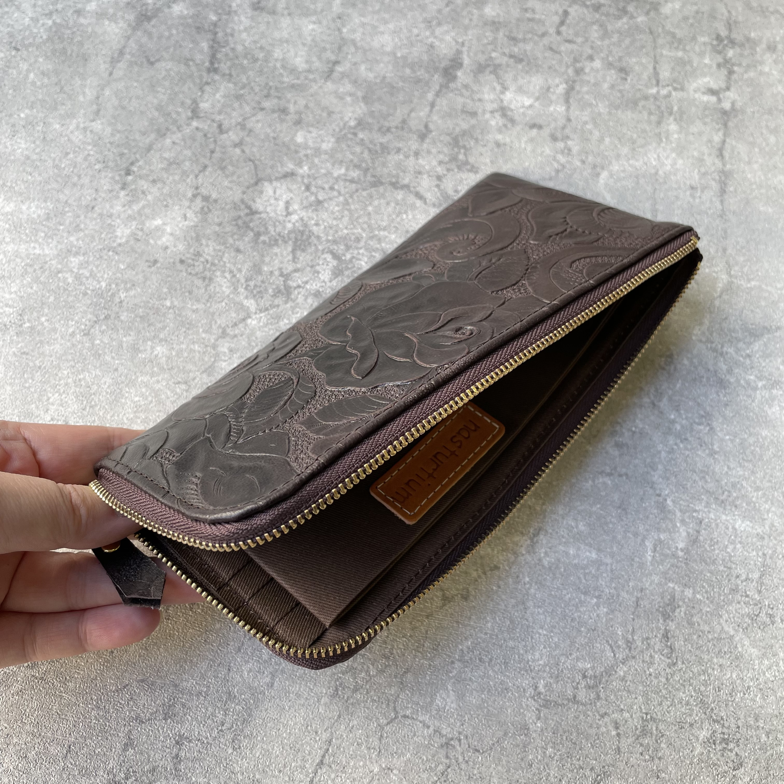 バラの型押し本革 長財布　ブラウン・ブラック