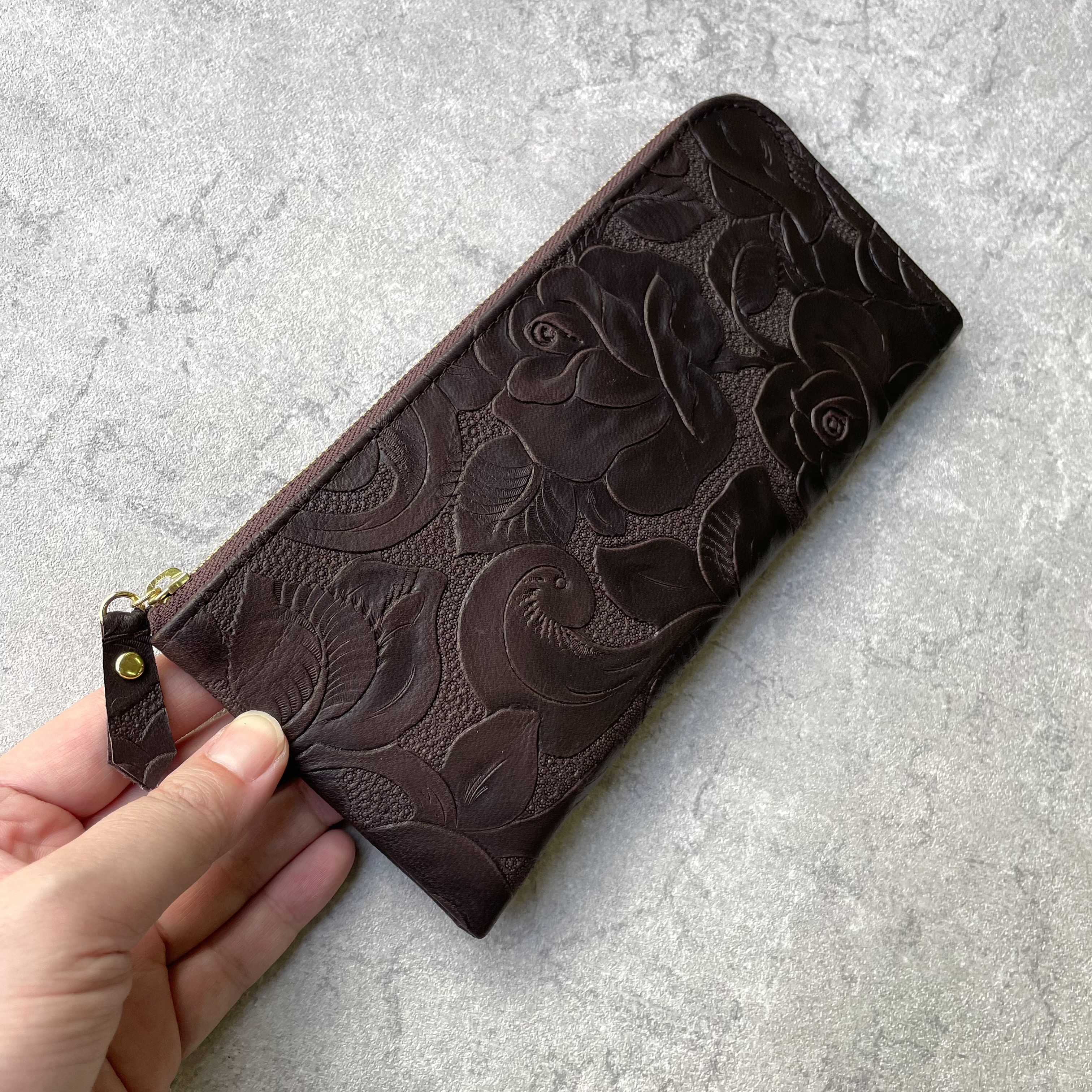 バラの型押し本革 長財布　ブラウン・ブラック