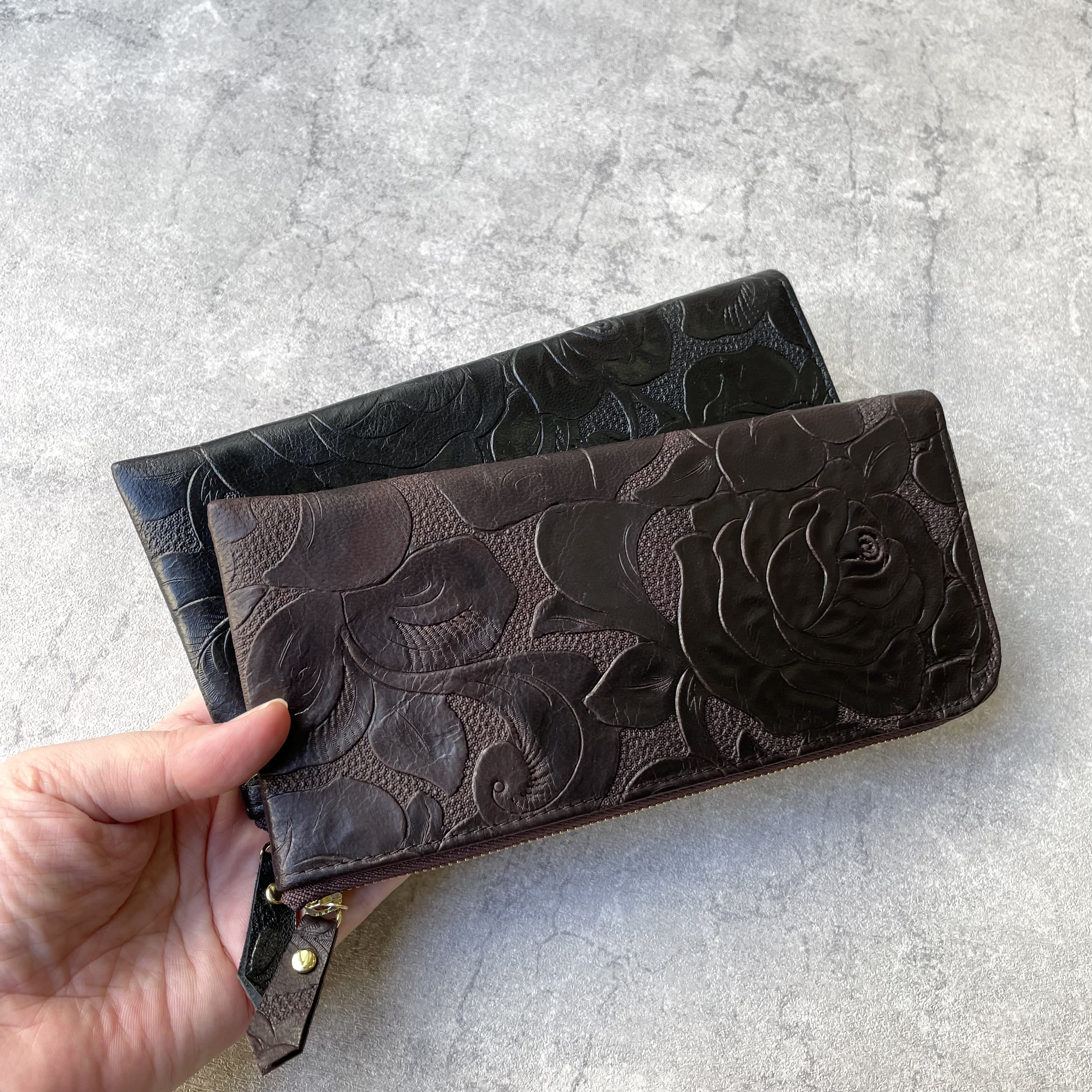 バラの型押し本革 長財布　ブラウン・ブラック