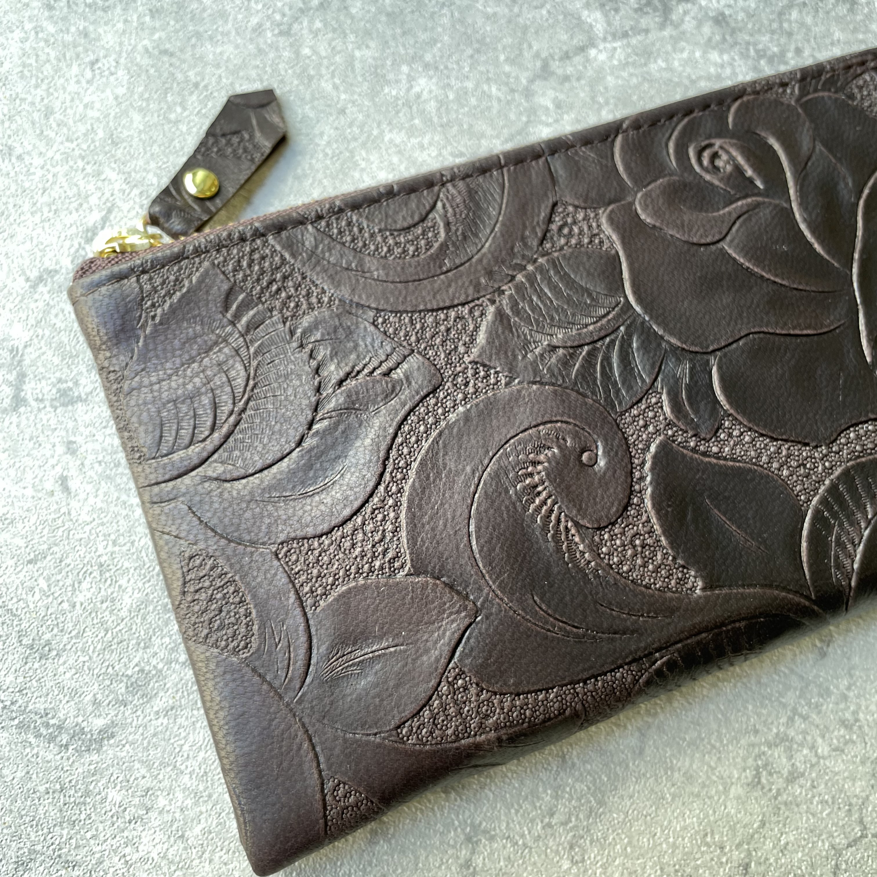 バラの型押し本革 長財布　ブラウン・ブラック