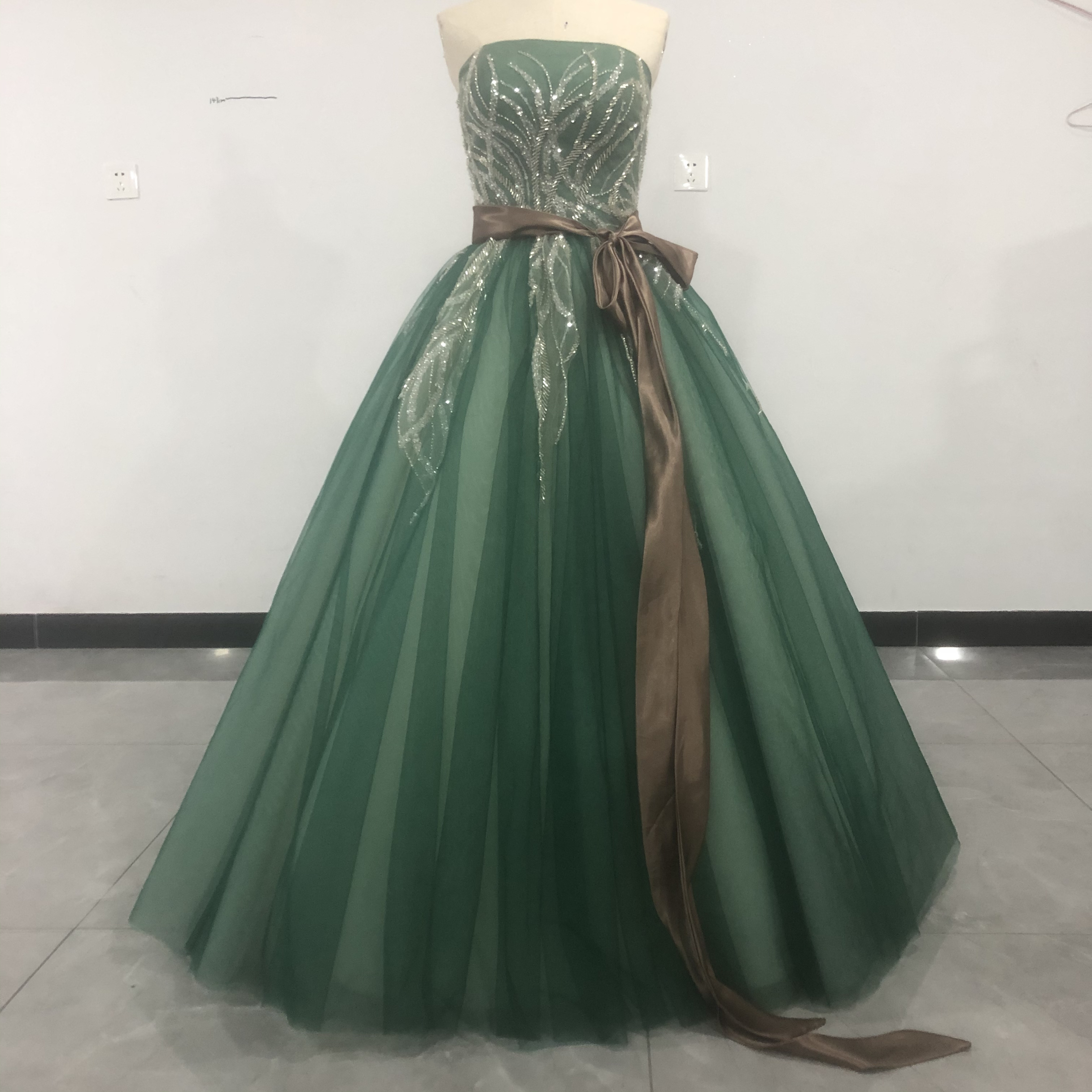 憧れのドレス 緑 カラードレス ベアトップ 華やかなトレーン 2次会/挙式 /謝恩会