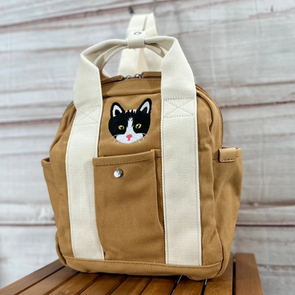 白黒猫の刺繍 たっぷりポケット付き Zip式 キャンバスミニリュック 