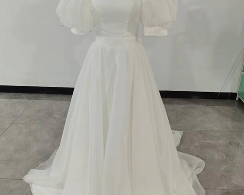 フランス風 オフホワイト ワンショルダードレス くるみボタン 光沢  