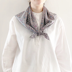 イタリア製ヴィンテージ生地のシルクスカーフ（GRAY * WHITE Floral ）カレ 5枚目の画像