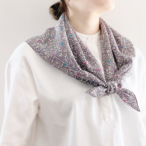 イタリア製ヴィンテージ生地のシルクスカーフ（GRAY * WHITE Floral ）カレ 1枚目の画像