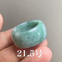 RG23-203 白底飃藍緑花 21.5号 ミャンマー産 天然 本翡翠 広幅 リング くりぬき 指輪 硬玉 1枚目の画像