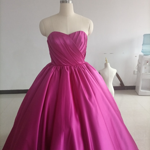 豪華！ビビッドピンク ウエディングドレス ベアトップ 華やかなトレーン プリンセスライン 憧れのドレス 2枚目の画像