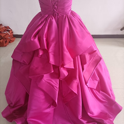 豪華！ビビッドピンク ウエディングドレス ベアトップ 華やかなトレーン プリンセスライン 憧れのドレス 5枚目の画像