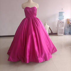豪華！ビビッドピンク ウエディングドレス ベアトップ 華やかなトレーン プリンセスライン 憧れのドレス 1枚目の画像
