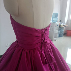 豪華！ビビッドピンク ウエディングドレス ベアトップ 華やかなトレーン プリンセスライン 憧れのドレス 6枚目の画像