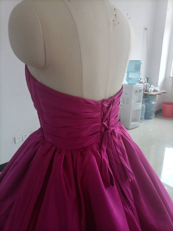 豪華！ビビッドピンク ウエディングドレス ベアトップ 華やかなトレーン プリンセスライン 憧れのドレス 6枚目の画像