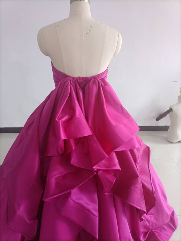 豪華！ビビッドピンク ウエディングドレス ベアトップ 華やかなトレーン プリンセスライン 憧れのドレス 7枚目の画像