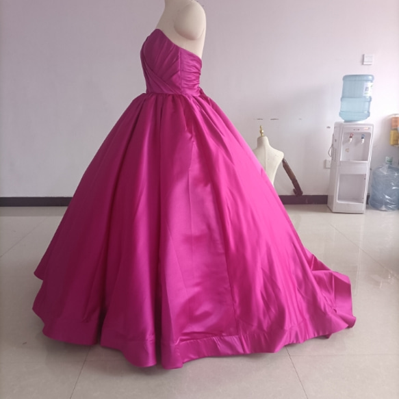 豪華！ビビッドピンク ウエディングドレス ベアトップ 華やかなトレーン プリンセスライン 憧れのドレス 3枚目の画像