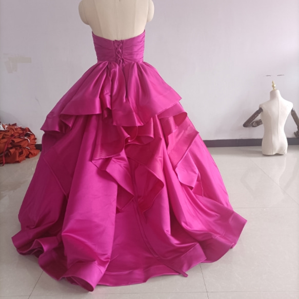 豪華！ビビッドピンク ウエディングドレス ベアトップ 華やかなトレーン プリンセスライン 憧れのドレス 4枚目の画像