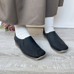 懶人鞋採用手工縫製縫線，貼合雙腳，無痛且易於穿著 2402 第2張的照片