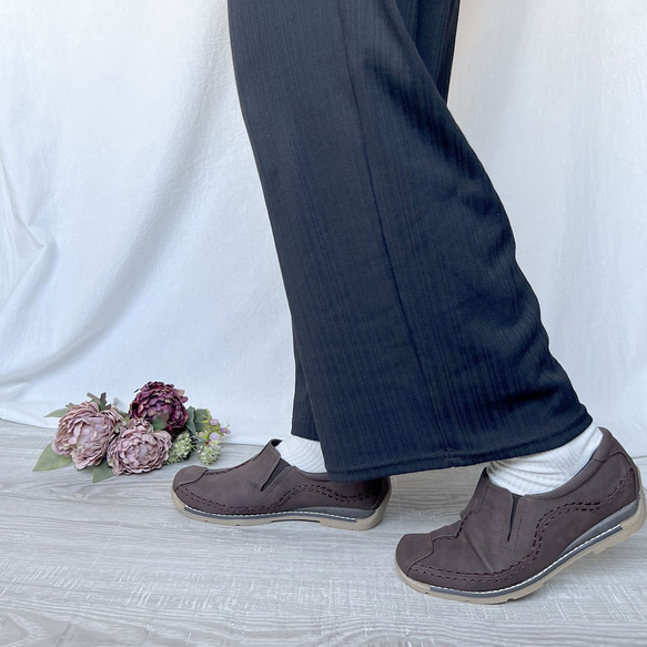 懶人鞋採用手工縫製縫線，貼合雙腳，無痛且易於穿著 2402 第17張的照片
