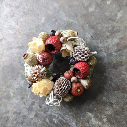 冬支度ハンドメイド2023」モスと木の実のブローチ＊* リースφ5cm #1