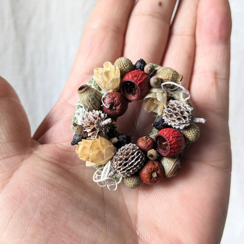 冬支度ハンドメイド2023」モスと木の実のブローチ＊* リースφ5cm #1