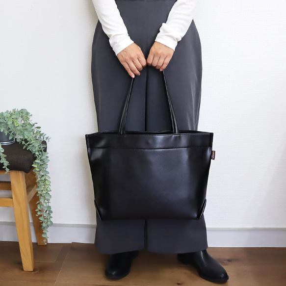 ヘルツ　トートバッグ　横型　ソフトレザー　肩掛け可　大容量　A4可　チャーム　黒 HERZ ヘルツ トートバッグ 横型 ソフトレザー 肩掛け可 大容量 A4収納