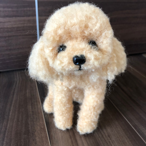 おとママ羊毛フェルト アプリコットトイプードル いい子にお座りポーズ