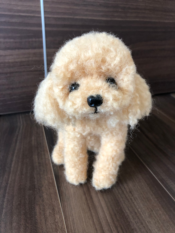 羊毛フェルト　ハンドメイド　犬　トイプードル　寝そべりポーズ 羊毛フェルト 伏せポーズトイプードルちゃん - メルカリ