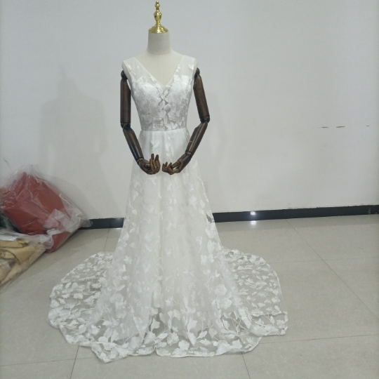 上品！オフホワイト Vネック 総レース クラシカル 憧れのドレス 華やかなトレーン 結婚式/披露宴/二次会