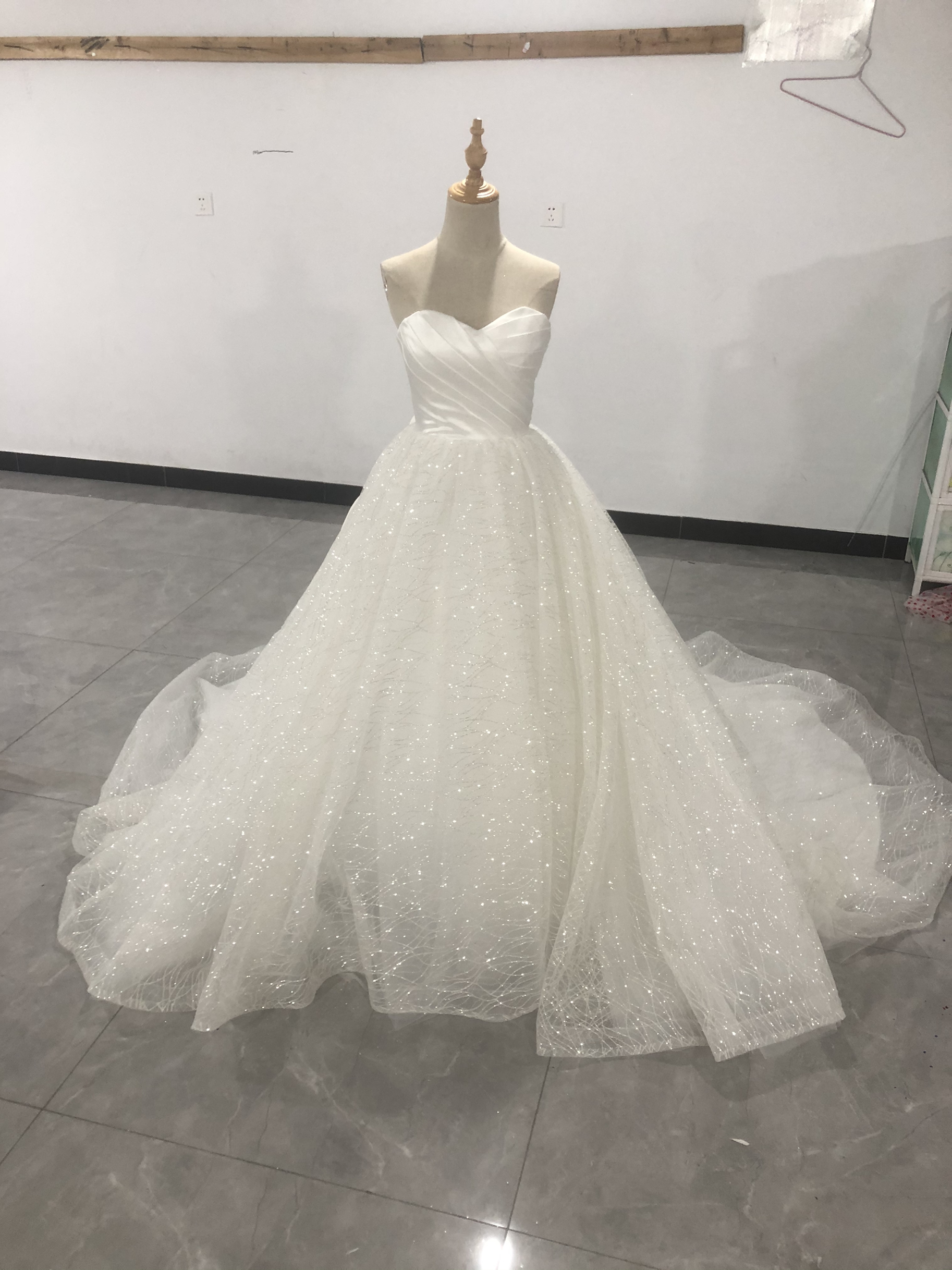 高品質！オフホワイト ドレス ベアトップ Aライン 背中見せ ノースリーブ 華やかなトレーン 結婚式/披露宴/二次会