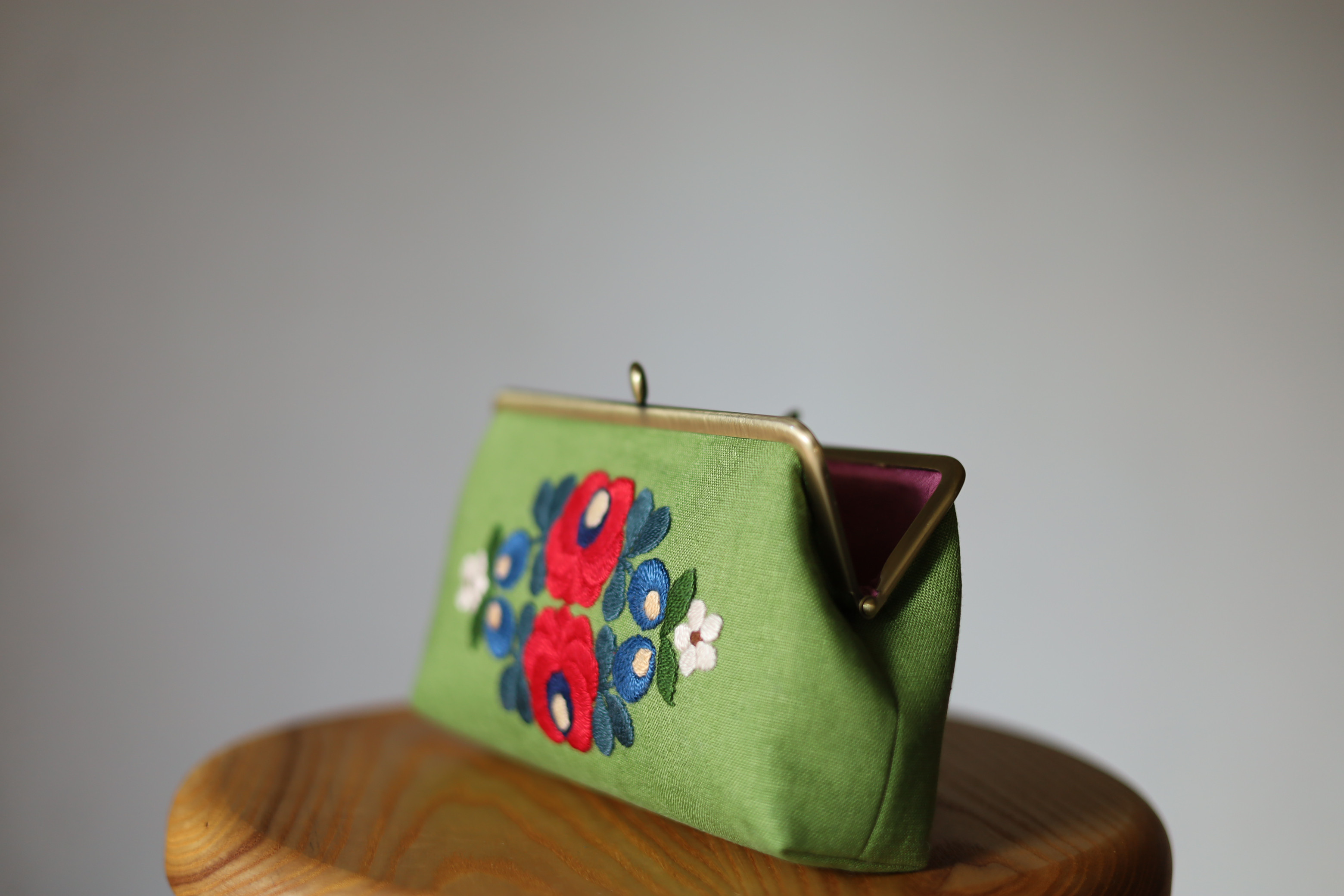 グリーンリネン　花刺繍　がま口ポーチ　L