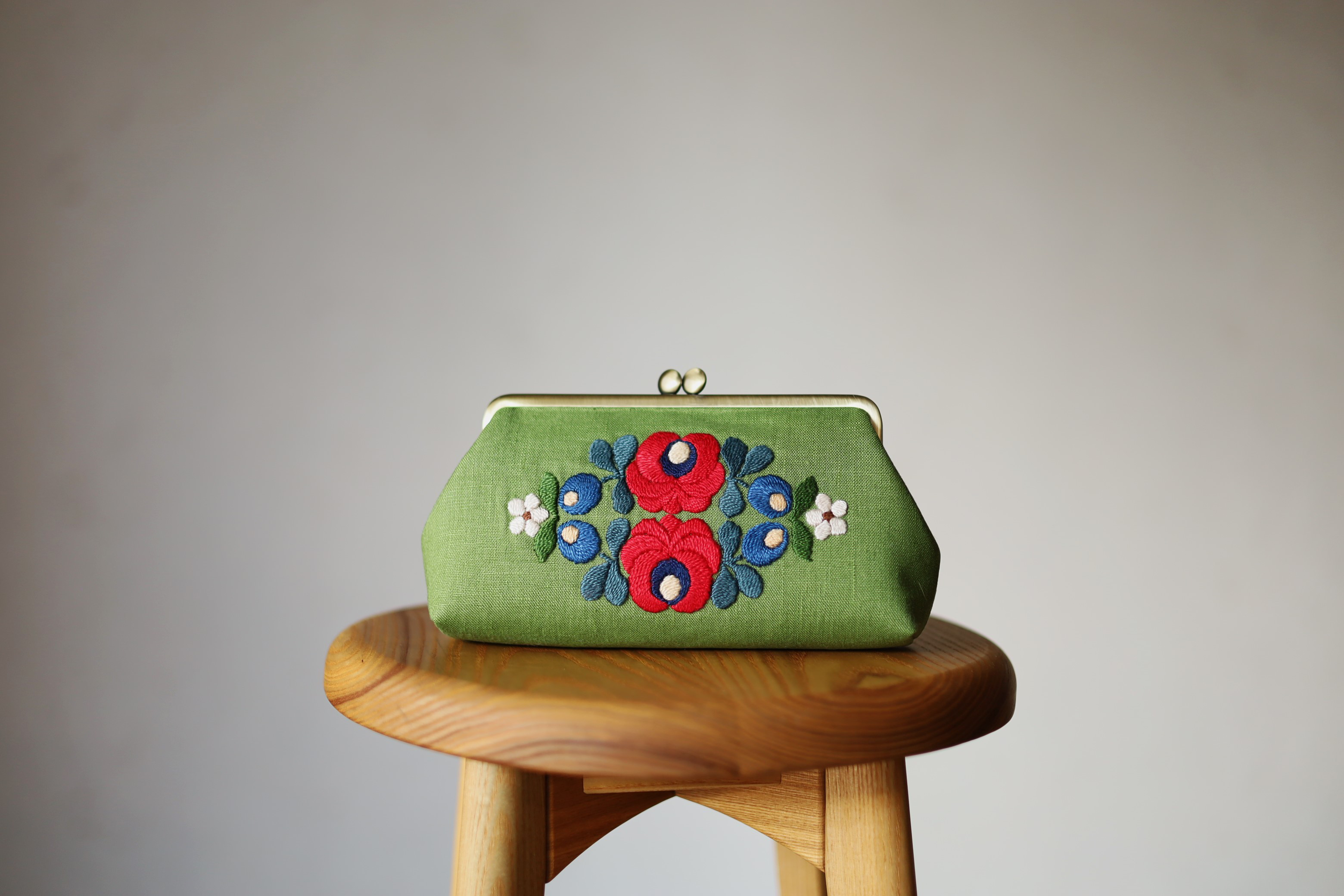 グリーンリネン　花刺繍　がま口ポーチ　L