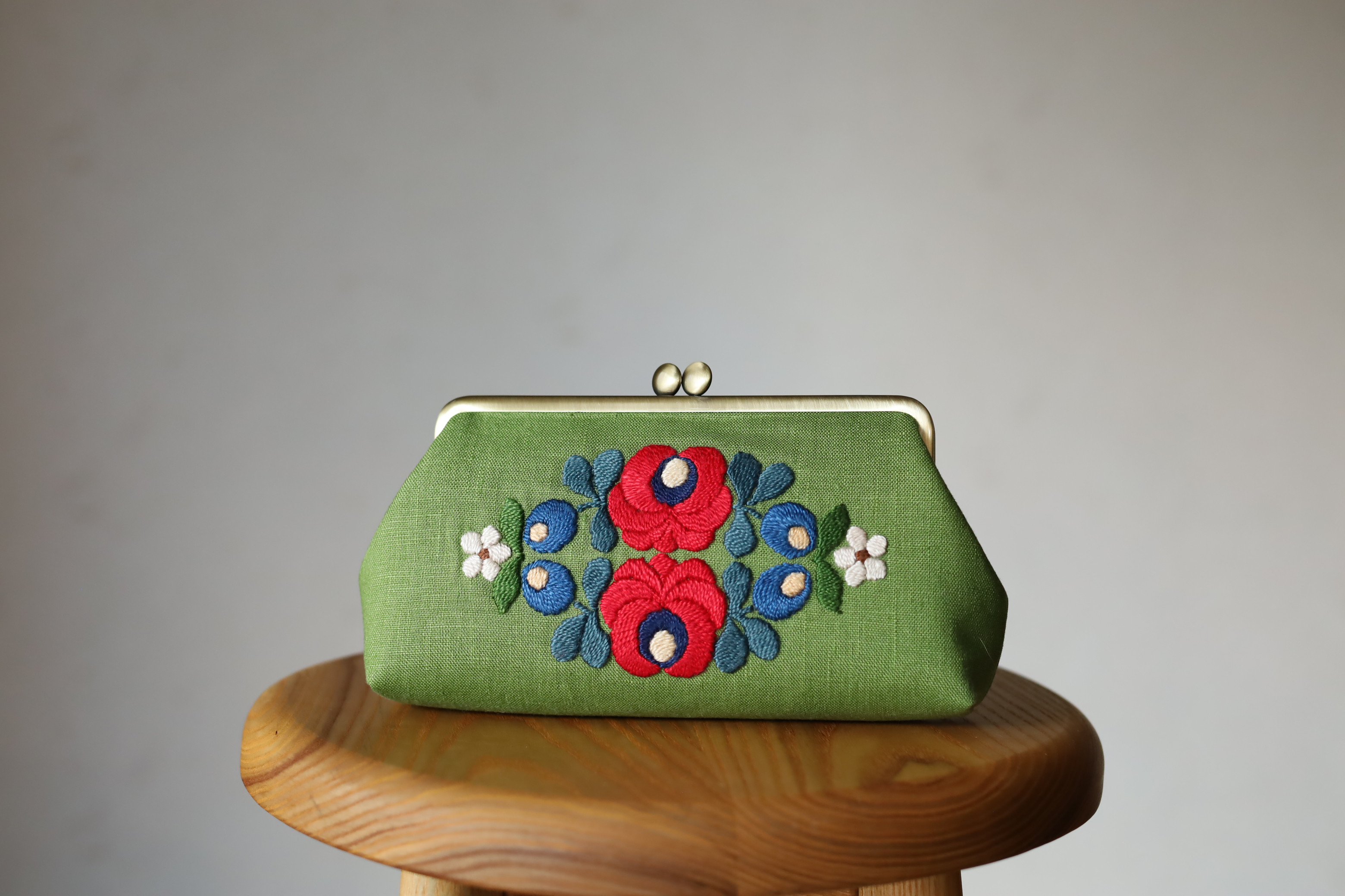グリーンリネン　花刺繍　がま口ポーチ　L