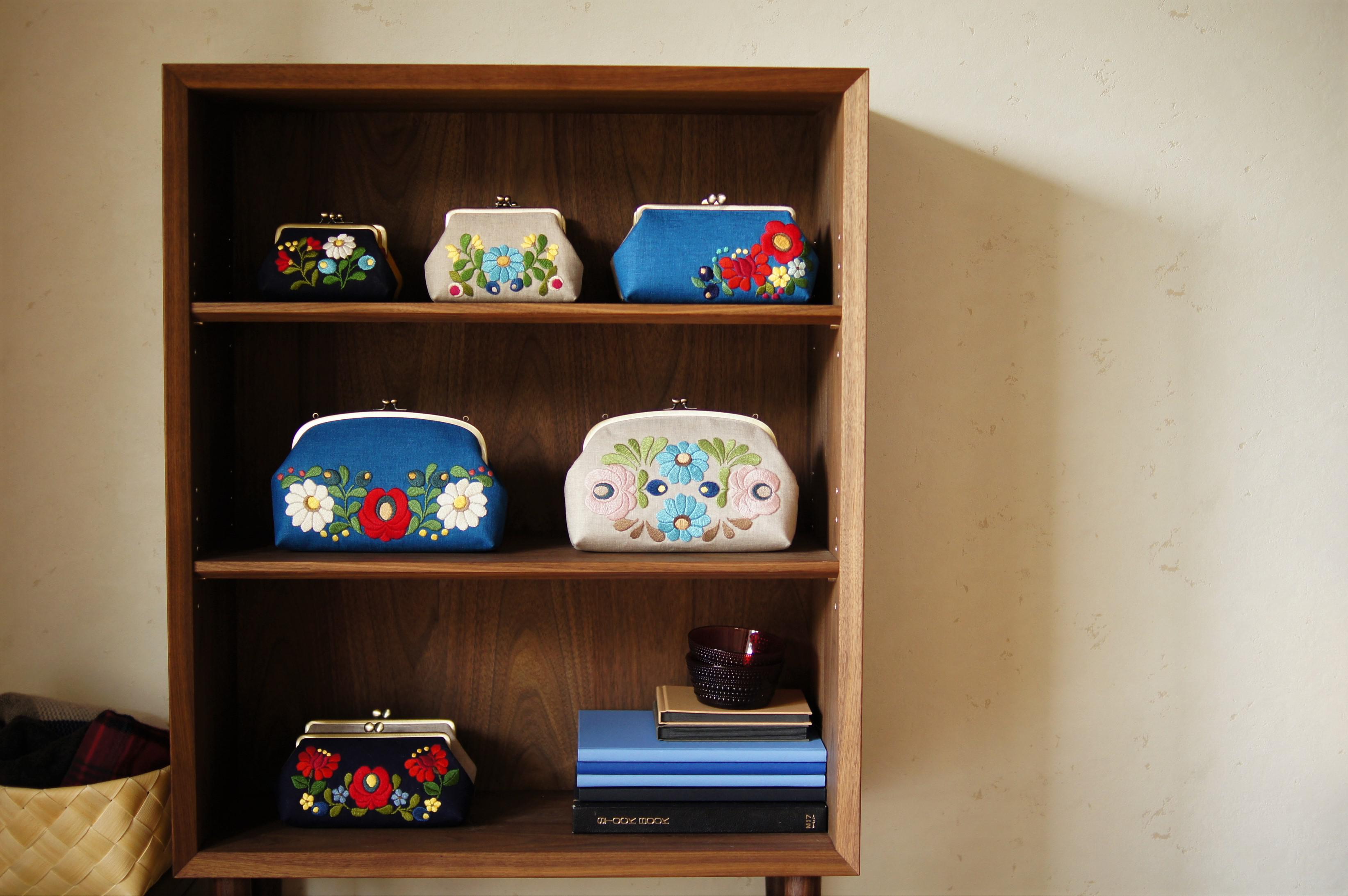 グリーンリネン　花刺繍　がま口ポーチ　L