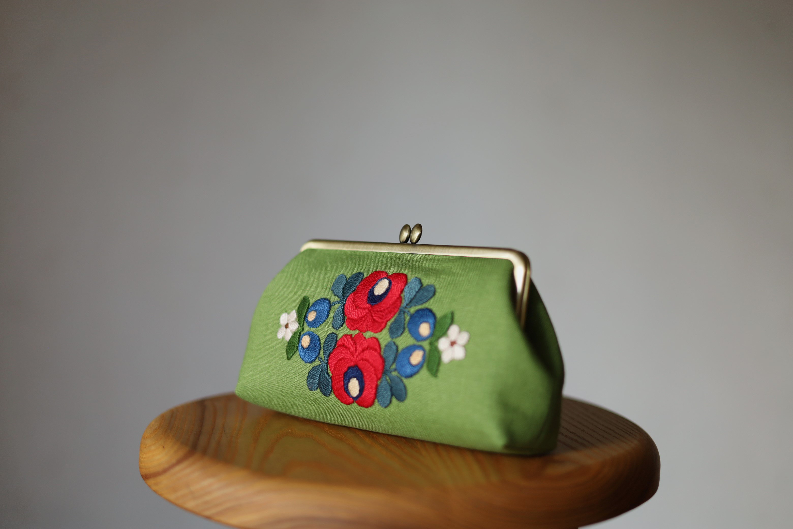 グリーンリネン　花刺繍　がま口ポーチ　L