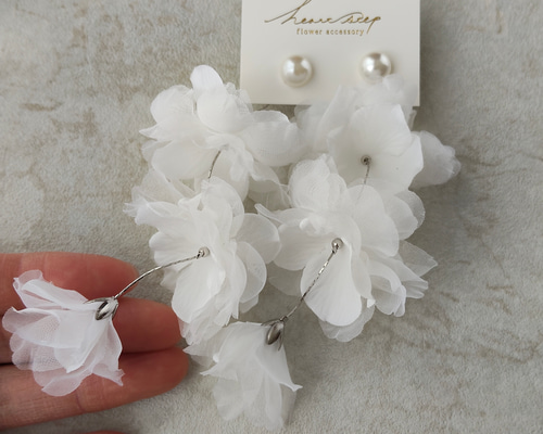ふんわり華やか シフォン大ぶりフラワー 痛くないイヤリング チタン