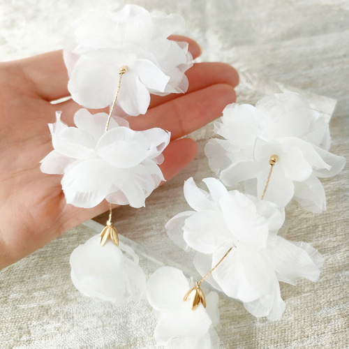 ふんわり華やか シフォン大ぶりフラワー 痛くないイヤリング チタン