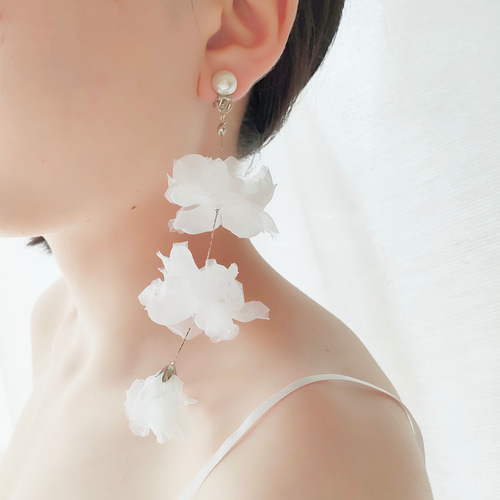 ふんわり華やか シフォン大ぶりフラワー 痛くないイヤリング チタン
