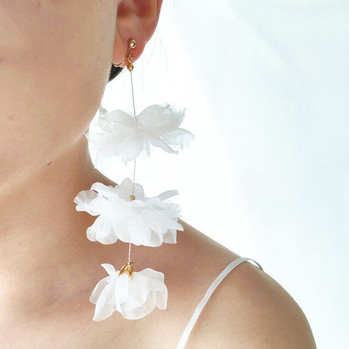ふんわり華やか シフォン大ぶりフラワー 痛くないイヤリング チタン