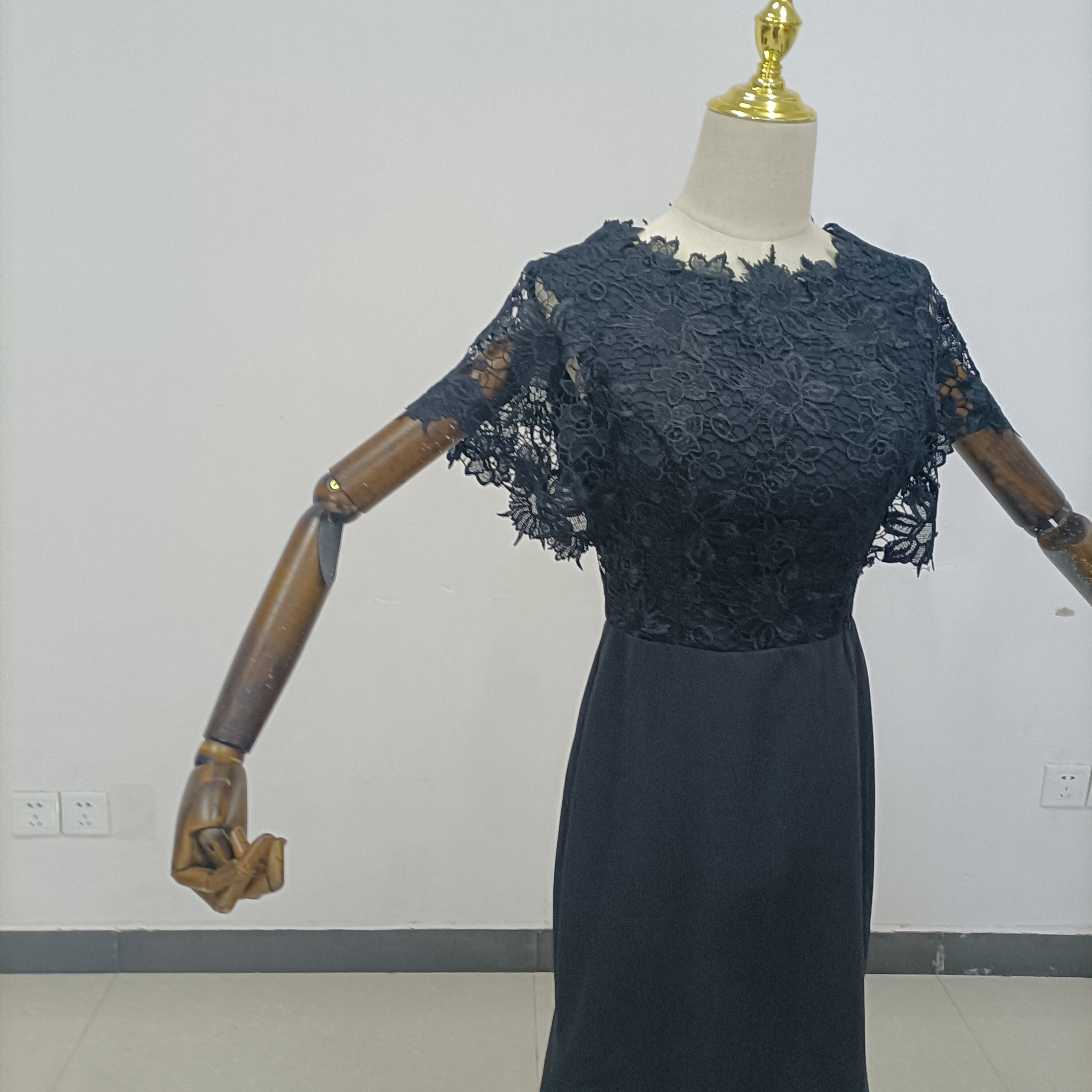 高品質！黒 姫袖 パーティードレス マーメイドライン 細見えシルエット エレガントレース 謝恩会 二次会