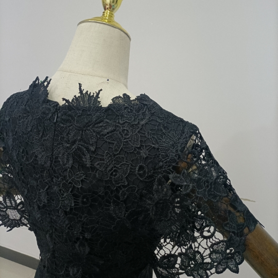 高品質！黒 姫袖 パーティードレス マーメイドライン 細見えシルエット エレガントレース 謝恩会 二次会