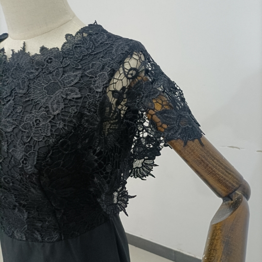 高品質！黒 姫袖 パーティードレス マーメイドライン 細見えシルエット エレガントレース 謝恩会 二次会