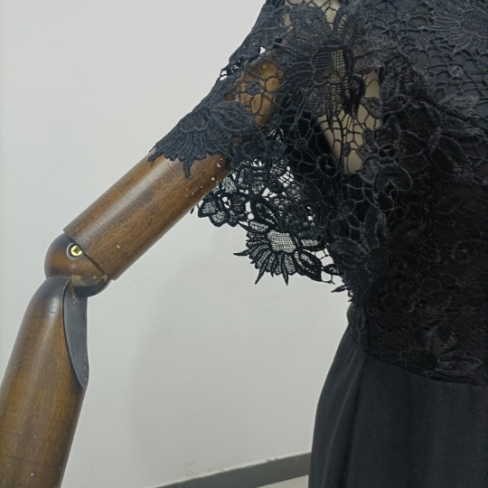 高品質！黒 姫袖 パーティードレス マーメイドライン 細見えシルエット エレガントレース 謝恩会 二次会