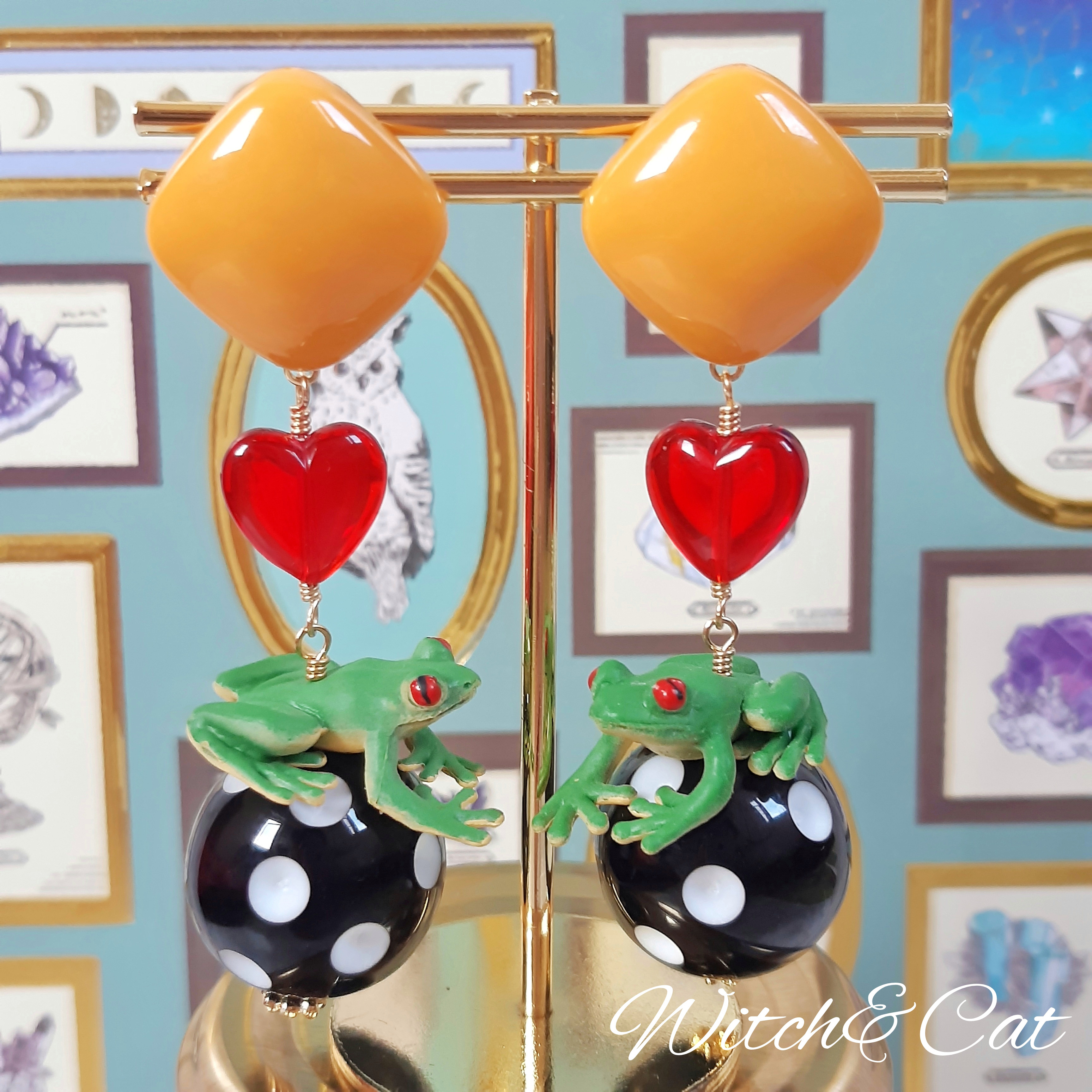 【カエル達のサーカス　ピアス】　魔女　カエル　水玉　レトロポップ　ファンタジー　個性的　両生類　オレンジ　緑　赤　黒　白