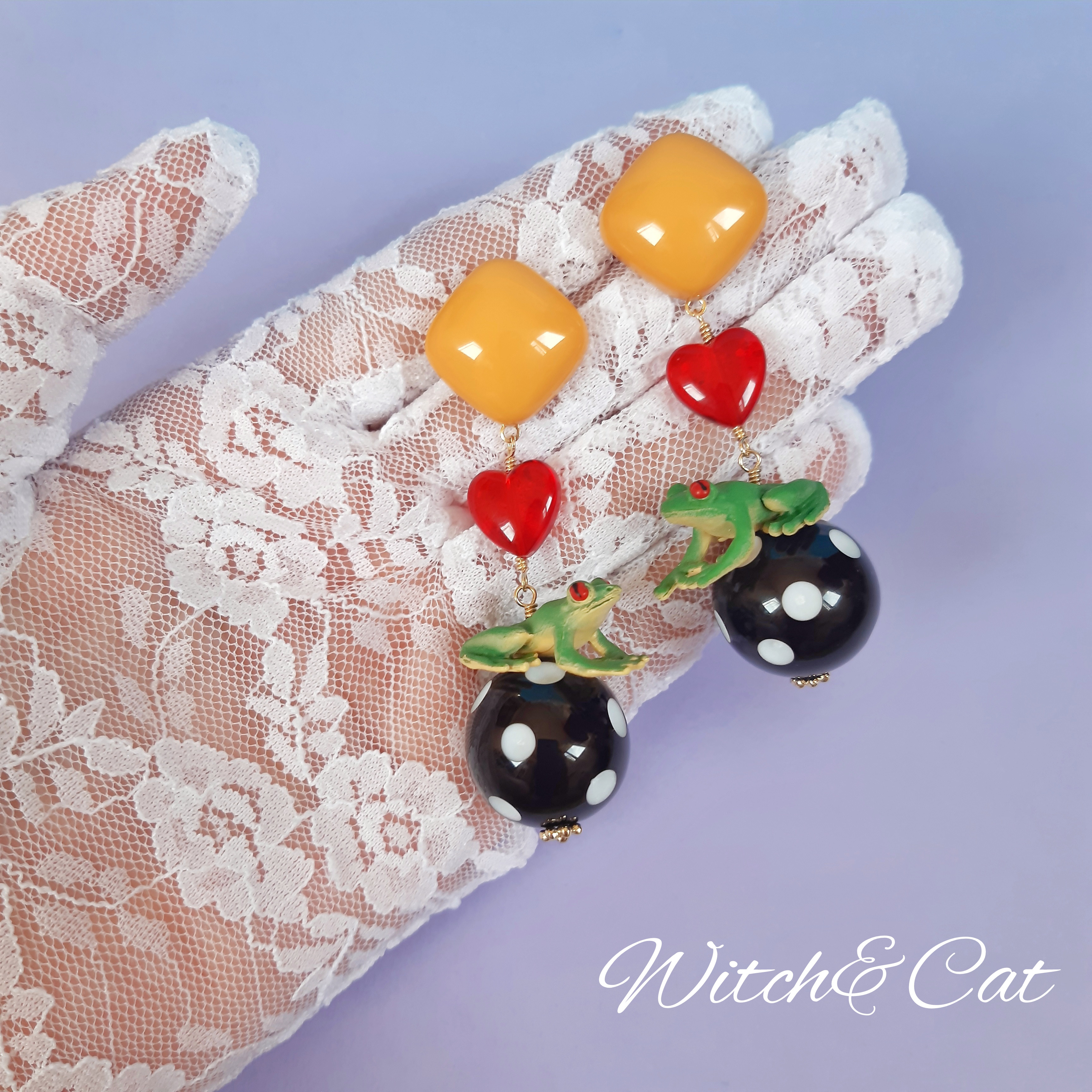 【カエル達のサーカス　ピアス】　魔女　カエル　水玉　レトロポップ　ファンタジー　個性的　両生類　オレンジ　緑　赤　黒　白