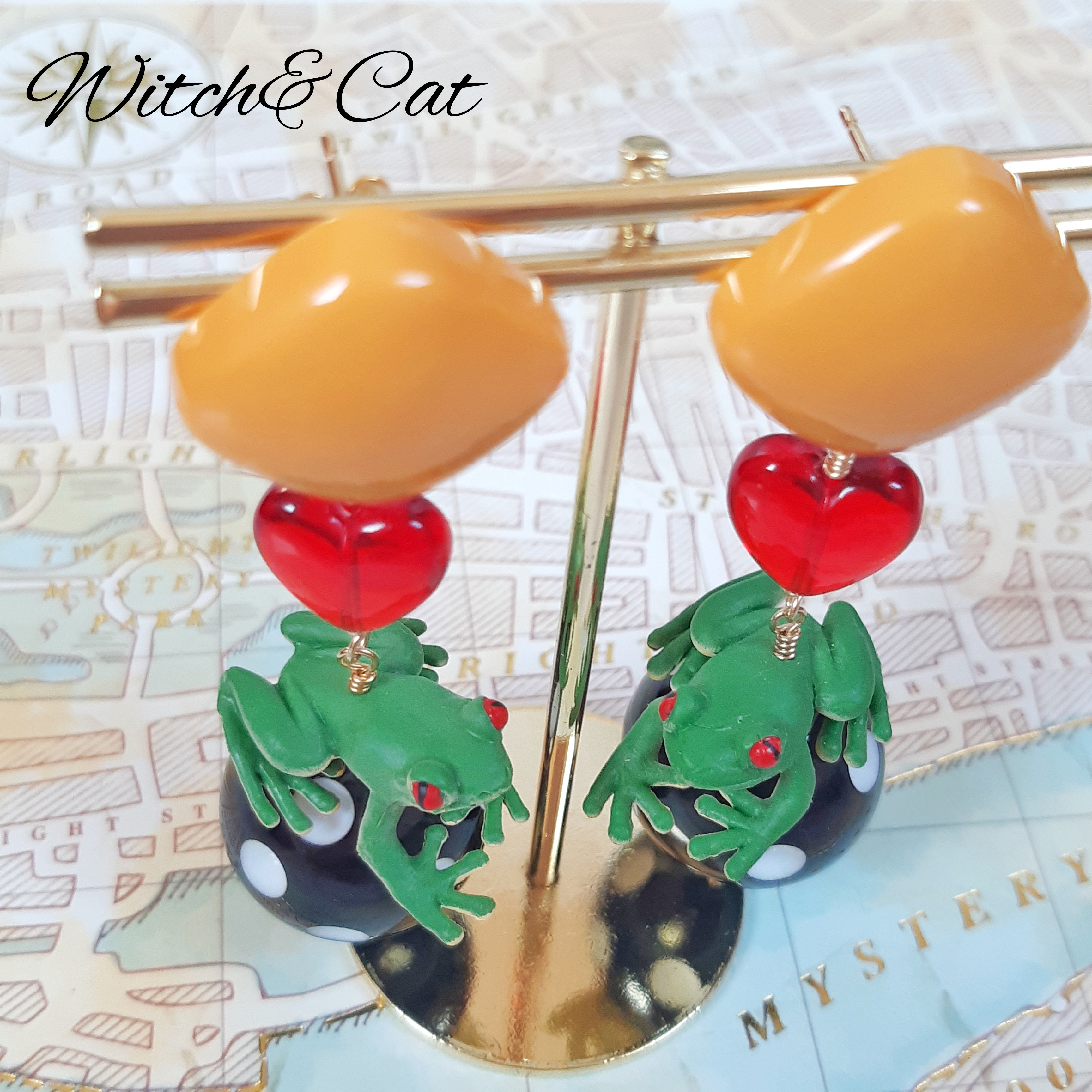 【カエル達のサーカス　ピアス】　魔女　カエル　水玉　レトロポップ　ファンタジー　個性的　両生類　オレンジ　緑　赤　黒　白