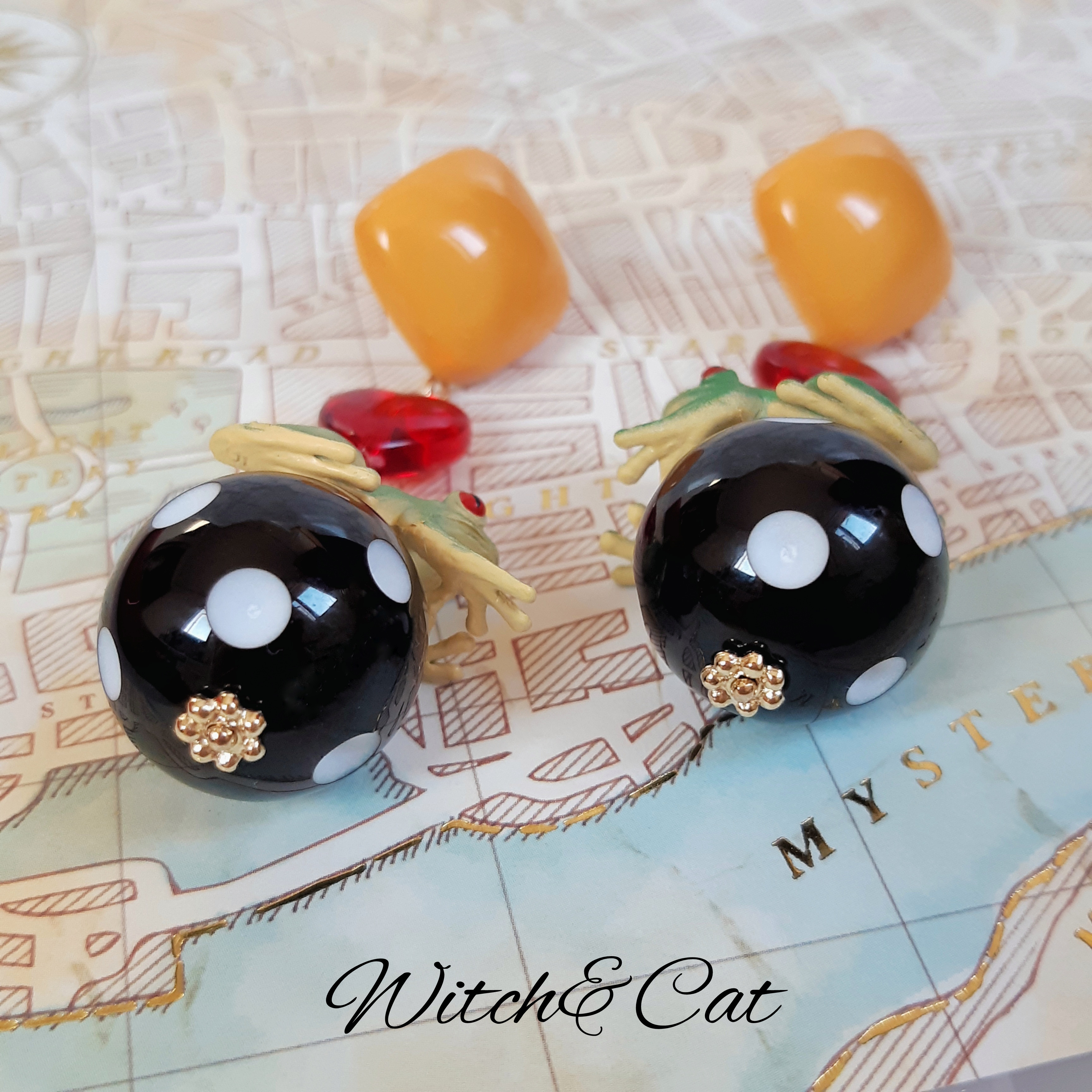 【カエル達のサーカス　ピアス】　魔女　カエル　水玉　レトロポップ　ファンタジー　個性的　両生類　オレンジ　緑　赤　黒　白