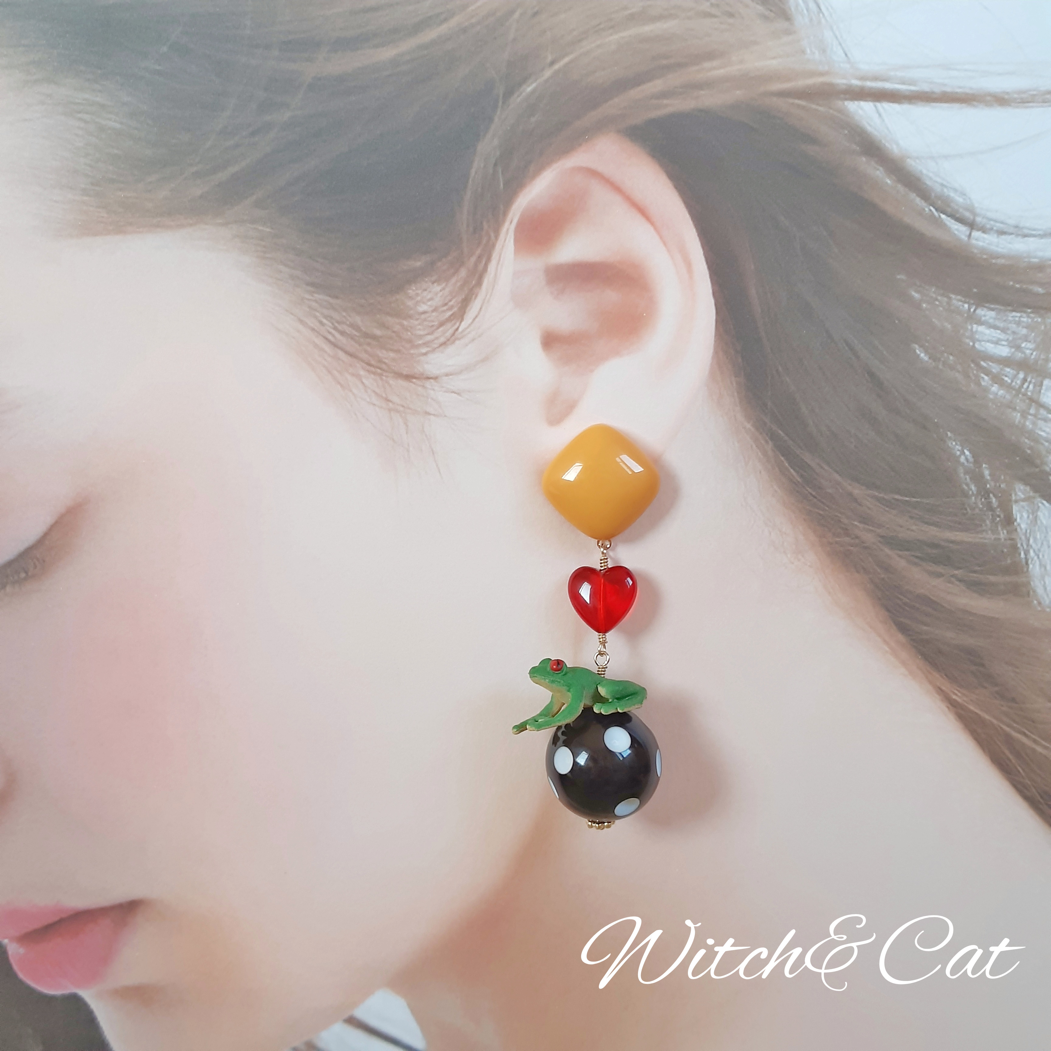 【カエル達のサーカス　ピアス】　魔女　カエル　水玉　レトロポップ　ファンタジー　個性的　両生類　オレンジ　緑　赤　黒　白