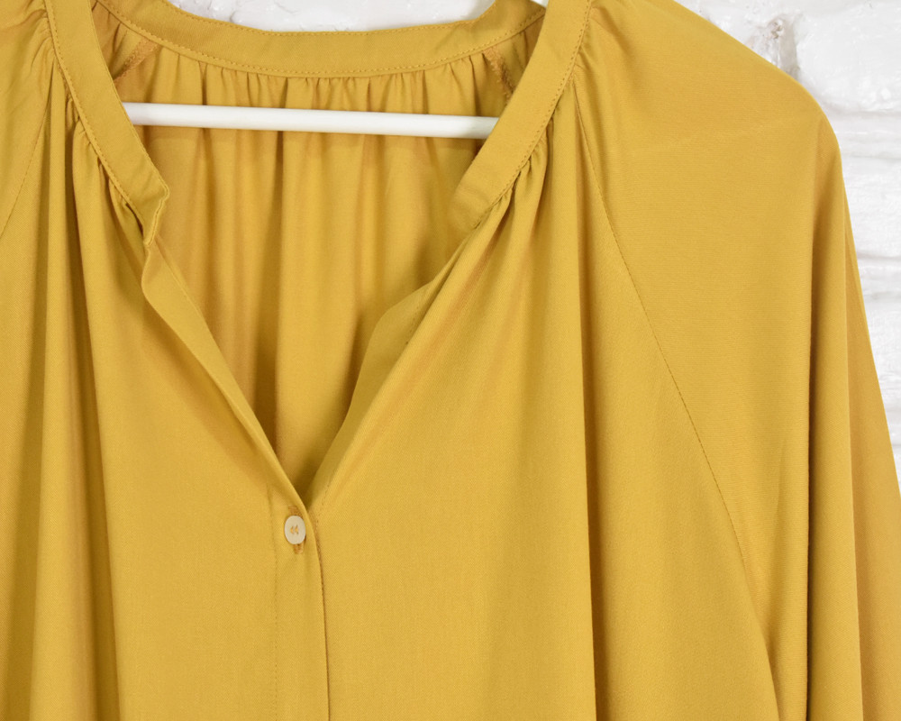 シンプルなスキッパー長袖ワンピース　＜マスタードイエロー＞